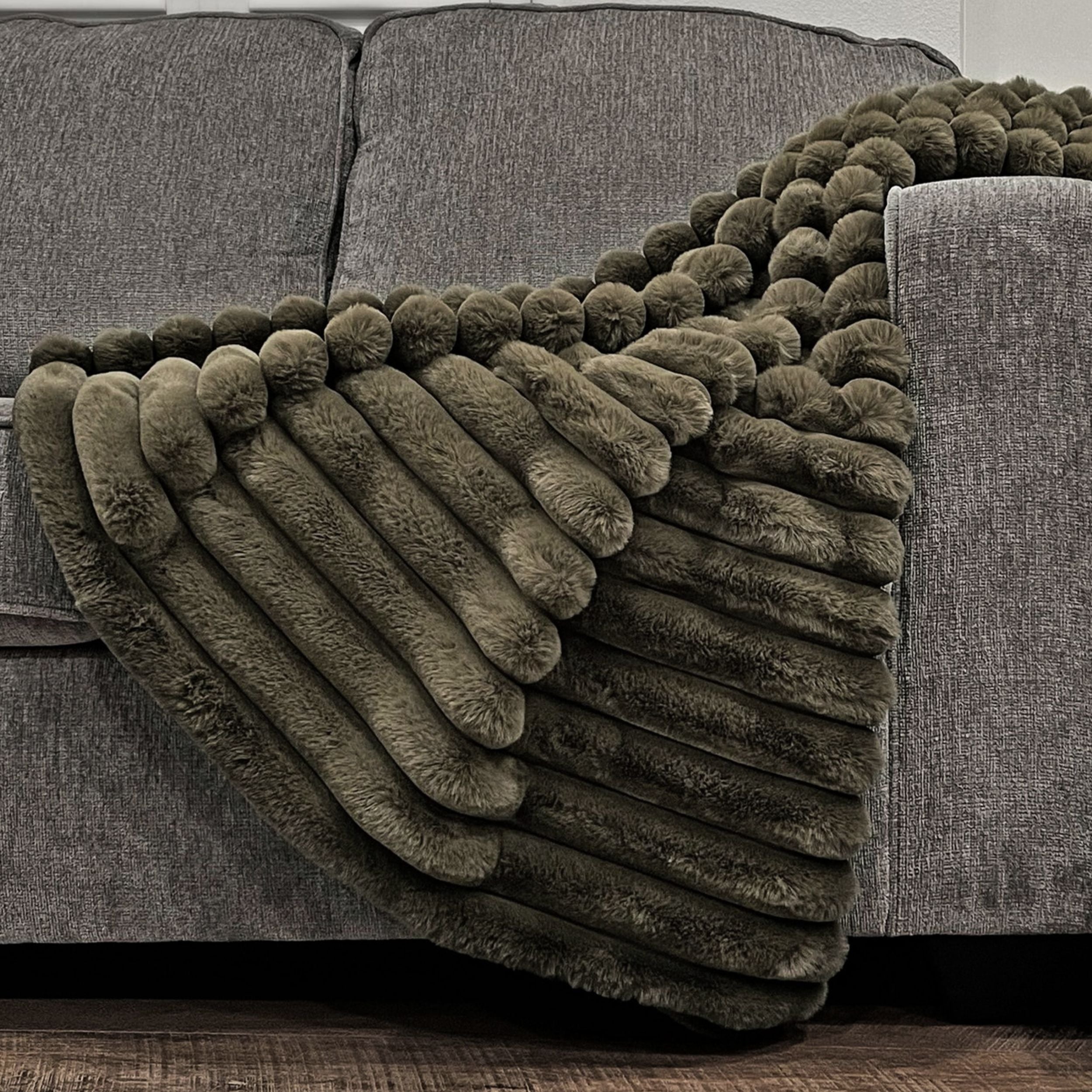 LOUNGE FAUX FUR BLANKET - OLIVE