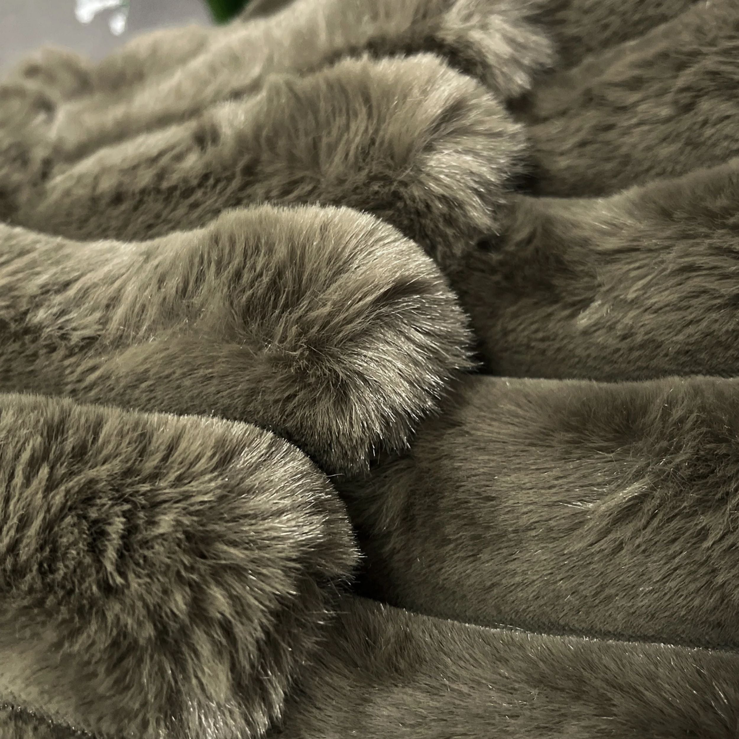 LOUNGE FAUX FUR BLANKET - OLIVE